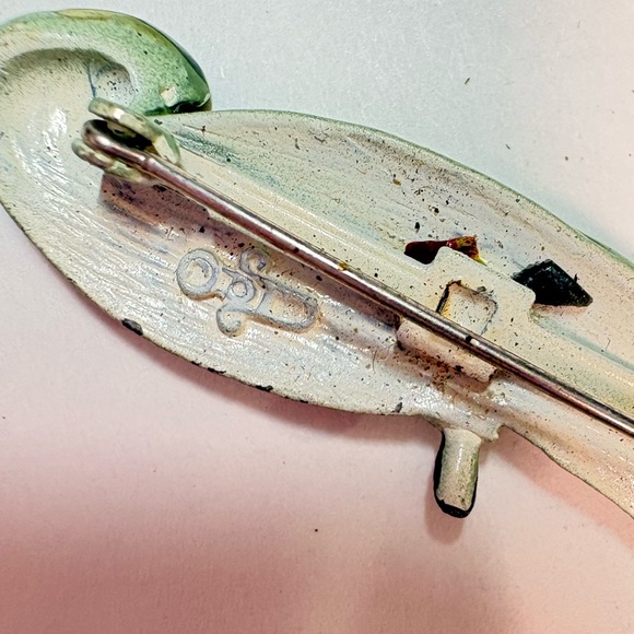 Elegant vintage metal Green Parrot Brooch - Picture 4 of 4